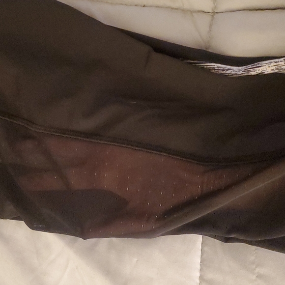 Lululemon capris with mesh panelling - Picture 3 of 3